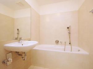 Pronájem kanceláře, Praha - Smíchov, Štefánikova, 63 m2