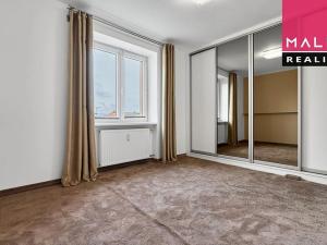 Prodej bytu 3+1, Ostrov, Hlavní třída, 76 m2