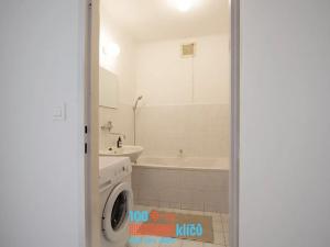 Pronájem bytu 1+kk, Praha - Holešovice, Umělecká, 37 m2