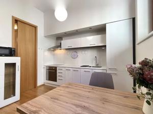 Pronájem bytu 1+kk, Praha - Vinohrady, Uruguayská, 38 m2