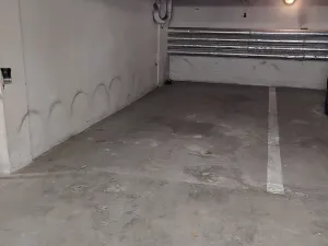 Pronájem garážového stání, Praha - Holešovice, Osadní, 11 m2