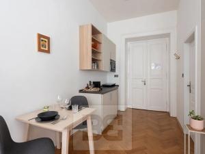 Prodej bytu 2+1, Praha - Nové Město, Ve Smečkách, 66 m2