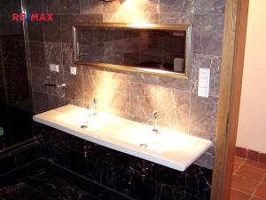 Pronájem vily, Perštejn, 700 m2