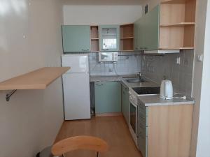 Pronájem bytu 2+kk, Praha - Kobylisy, Taussigova, 47 m2