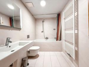 Pronájem bytu 1+kk, Praha - Žižkov, Ke kapslovně, 53 m2