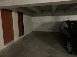 Pronájem garážového stání, Praha - Holešovice, Osadní, 11 m2