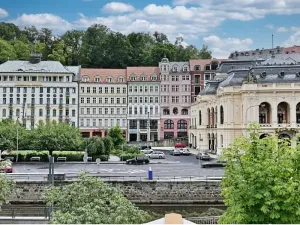 Prodej obchodního prostoru, Karlovy Vary, Divadelní náměstí, 100 m2