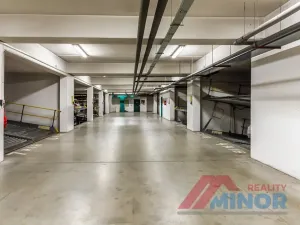 Pronájem garážového stání, Praha - Libeň, Na žertvách, 13 m2