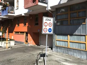 Pronájem garážového stání, Praha - Smíchov, Tomkova, 12 m2