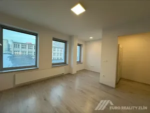 Pronájem bytu 1+kk, Zlín, Lorencova, 30 m2