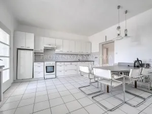 Prodej kanceláře, Křižanov, Benešovo náměstí, 530 m2