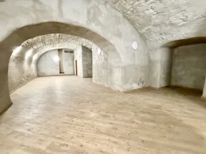 Pronájem skladu, Praha - Malá Strana, Malostranské náměstí, 210 m2