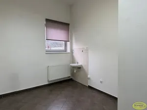 Pronájem obchodního prostoru, Kroměříž, Komenského náměstí, 12 m2