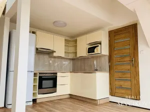 Pronájem atypického bytu, Hradec Králové, Smetanovo nábřeží, 80 m2