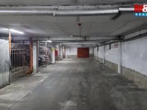 Pronájem garážového stání, Praha - Střížkov, Lovosická, 18 m2