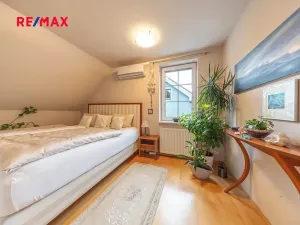 Prodej rodinného domu, Praha - Lochkov, V oudolku, 183 m2