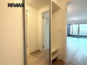 Pronájem bytu 1+kk, Praha - Hloubětín, Poděbradská, 45 m2