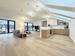 Prodej bytu 4+kk, Praha - Holyně, náměstí Pod lípou, 128 m2