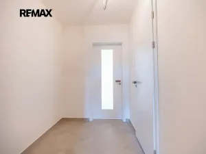 Prodej bytu 1+kk, Praha - Háje, Sochorcova, 33 m2