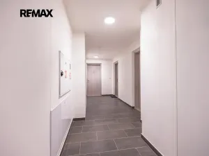 Prodej bytu 1+kk, Praha - Háje, Sochorcova, 33 m2