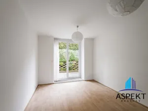 Pronájem bytu 1+1, Praha - Podolí, U podolského hřbitova, 30 m2