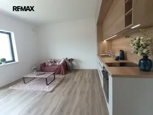 Pronájem bytu 1+kk, Praha - Uhříněves, Douchova, 30 m2