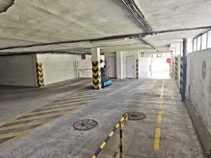 Pronájem garážového stání, Brno, Loosova, 14 m2