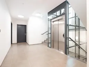 Pronájem bytu 1+kk, Praha - Karlín, Pobřežní, 35 m2