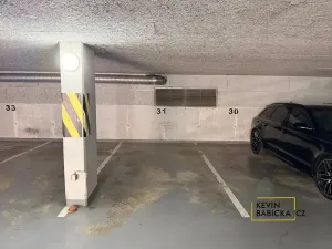 Pronájem garážového stání, Brno, Kosmova, 13 m2