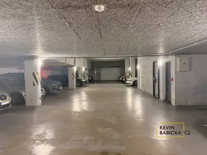 Pronájem garážového stání, Brno, Kosmova, 13 m2