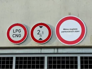 Pronájem garážového stání, Praha - Černý Most, Bryksova, 13 m2