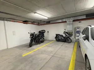 Pronájem garážového stání, Brno, Špitálka, 13 m2