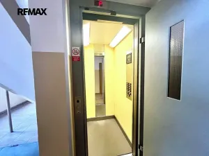 Prodej bytu 3+1, Praha - Prosek, Veltruská, 58 m2