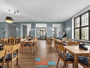 Pronájem restaurace, Praha - Záběhlice, Roztylské náměstí, 335 m2