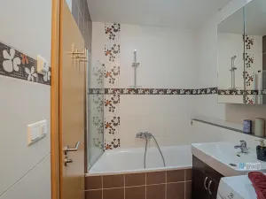 Prodej bytu 2+kk, Zbuzany, Lomená, 51 m2
