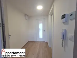Pronájem bytu 1+kk, Praha - Hloubětín, Poděbradská, 35 m2