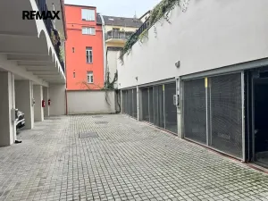 Pronájem garážového stání, Praha - Smíchov, Holečkova, 13 m2