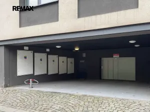 Pronájem garážového stání, Praha - Smíchov, Holečkova, 13 m2