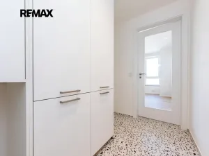 Pronájem bytu 1+kk, Praha - Radlice, U Komína, 37 m2