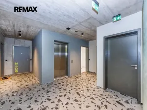 Pronájem bytu 1+kk, Praha - Radlice, U Komína, 37 m2