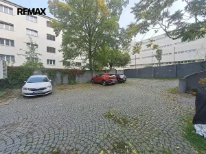 Pronájem garážového stání, Praha - Střešovice, Parléřova, 14 m2