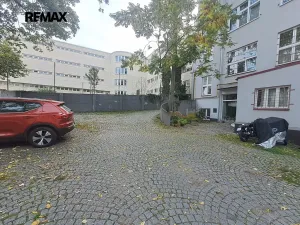 Pronájem garážového stání, Praha - Střešovice, Parléřova, 14 m2