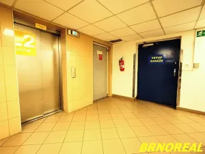Pronájem garážového stání, Brno, Příkop, 12 m2
