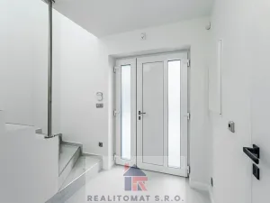 Pronájem bytu 4+kk, Praha - Komořany, Pod lesem, 343 m2
