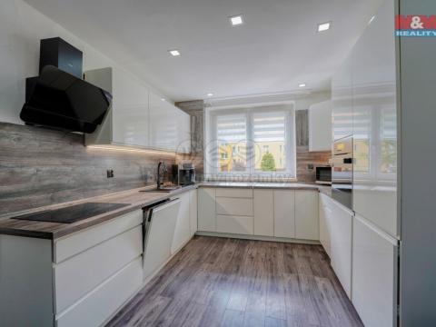 Prodej bytu 2+1, Ostrov, Šafaříkova, 55 m2