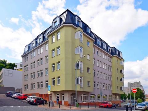 Pronájem garážového stání, Praha - Žižkov, Jeseniova, 15 m2
