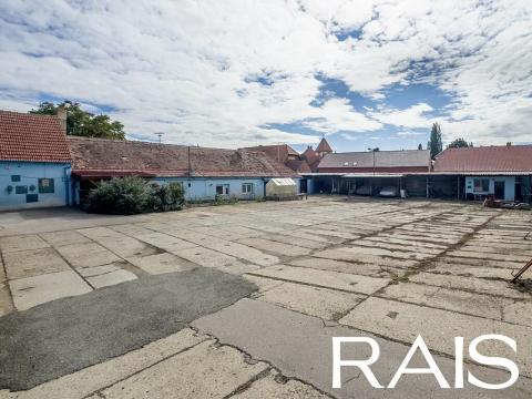 Prodej komerční nemovitosti, Hajany, 693 m2