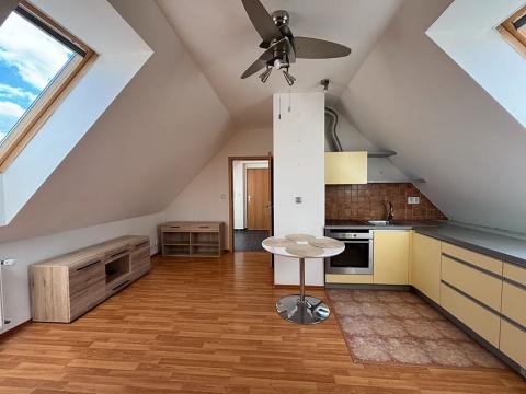 Prodej bytu 2+kk, Jesenice, Lomená, 45 m2