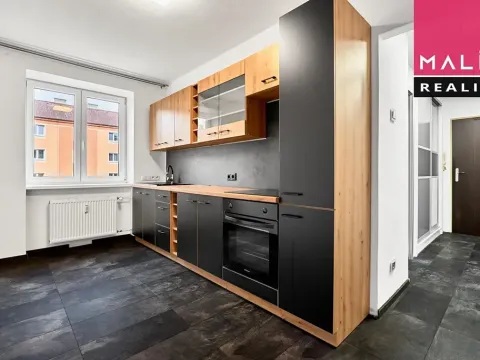 Prodej bytu 2+1, Ostrov, Hlavní třída, 64 m2