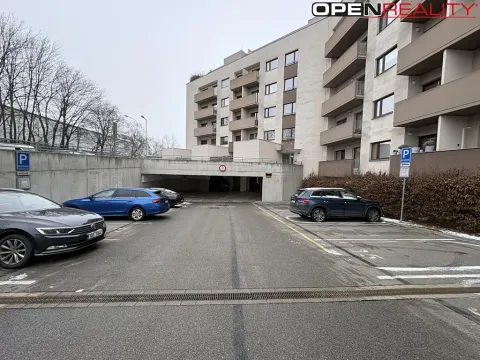 Pronájem garážového stání, Brno, Kigginsova, 12 m2